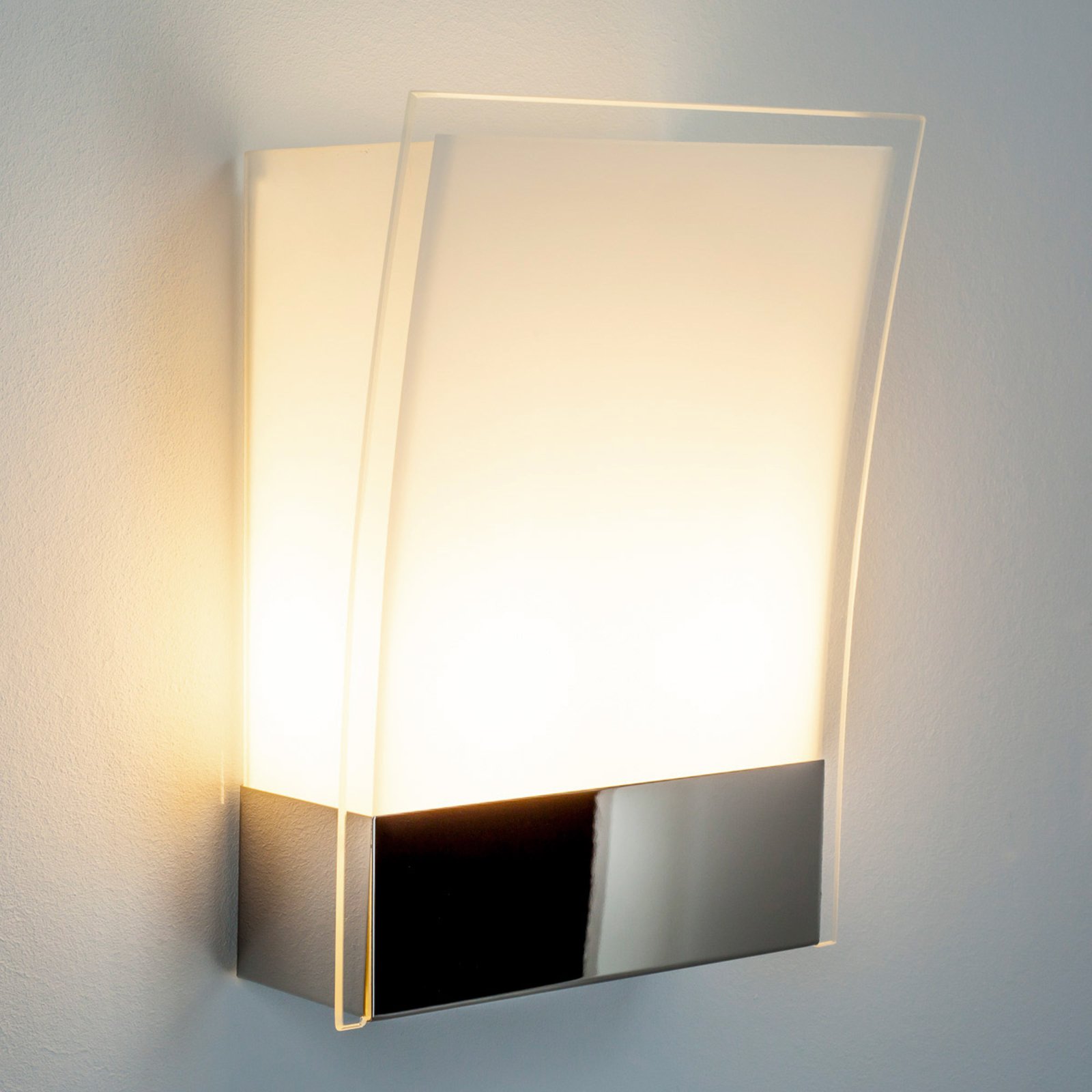 Malthe - moderne vegglampe i glass og metall.