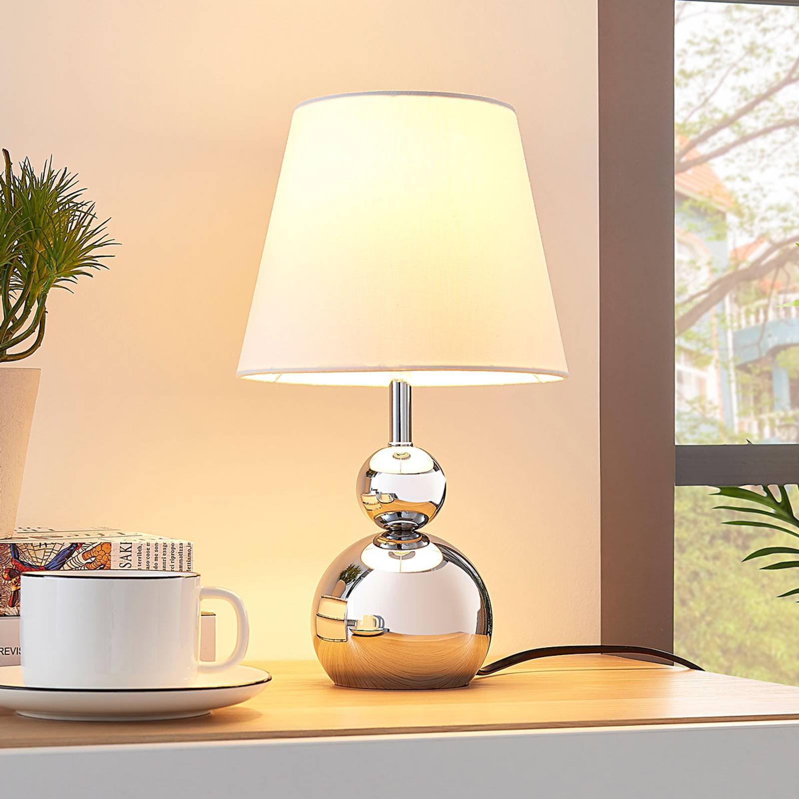 Hvit bordlampe i tekstil Andor med fot i krom