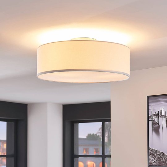 Taklampe Sebatin av stoff, kremfarget