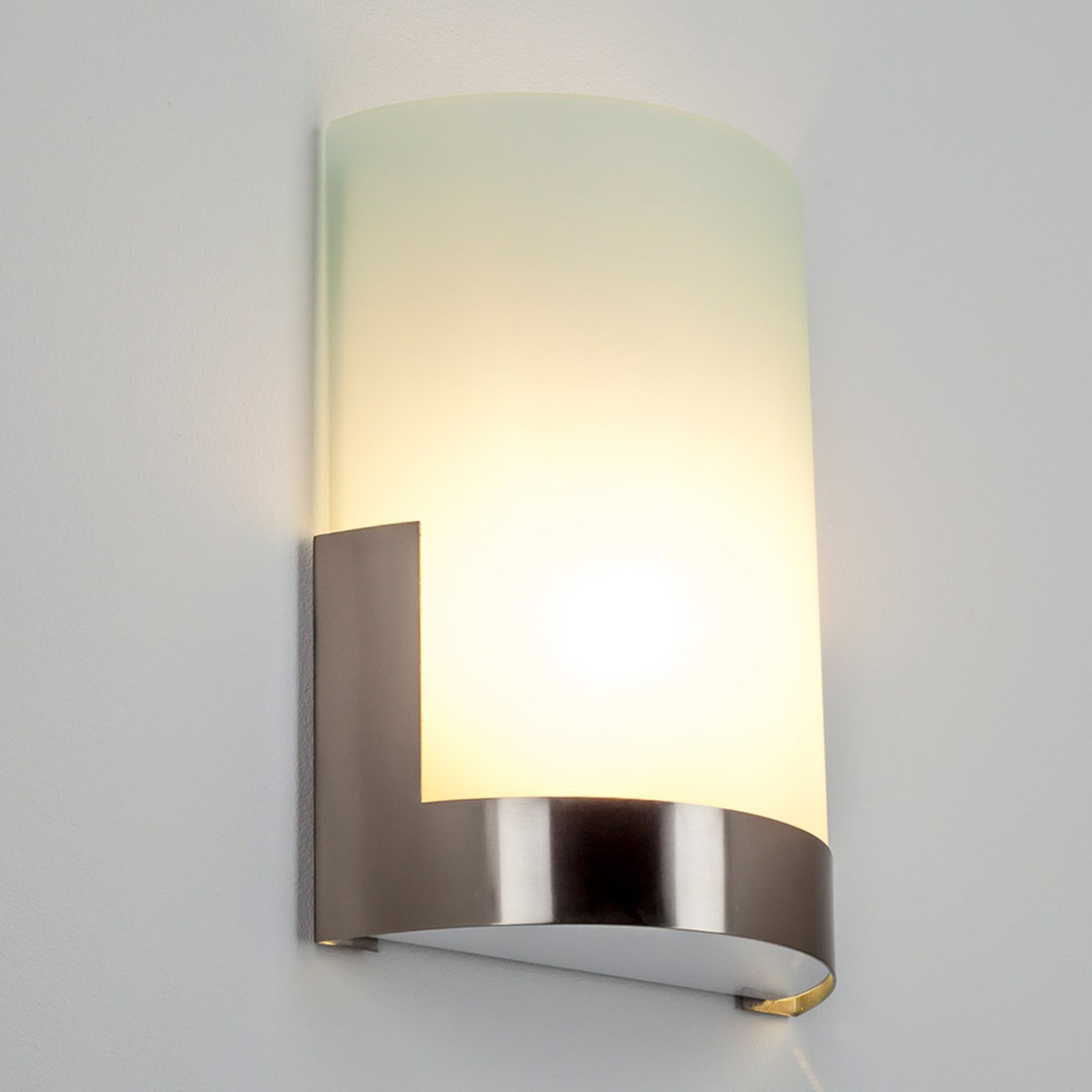 Stilig vegglampe Karla med metallelement