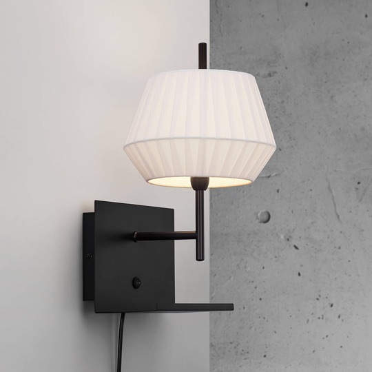 Vegglampe Dicte, USB-tilkobling og hylle, hvit