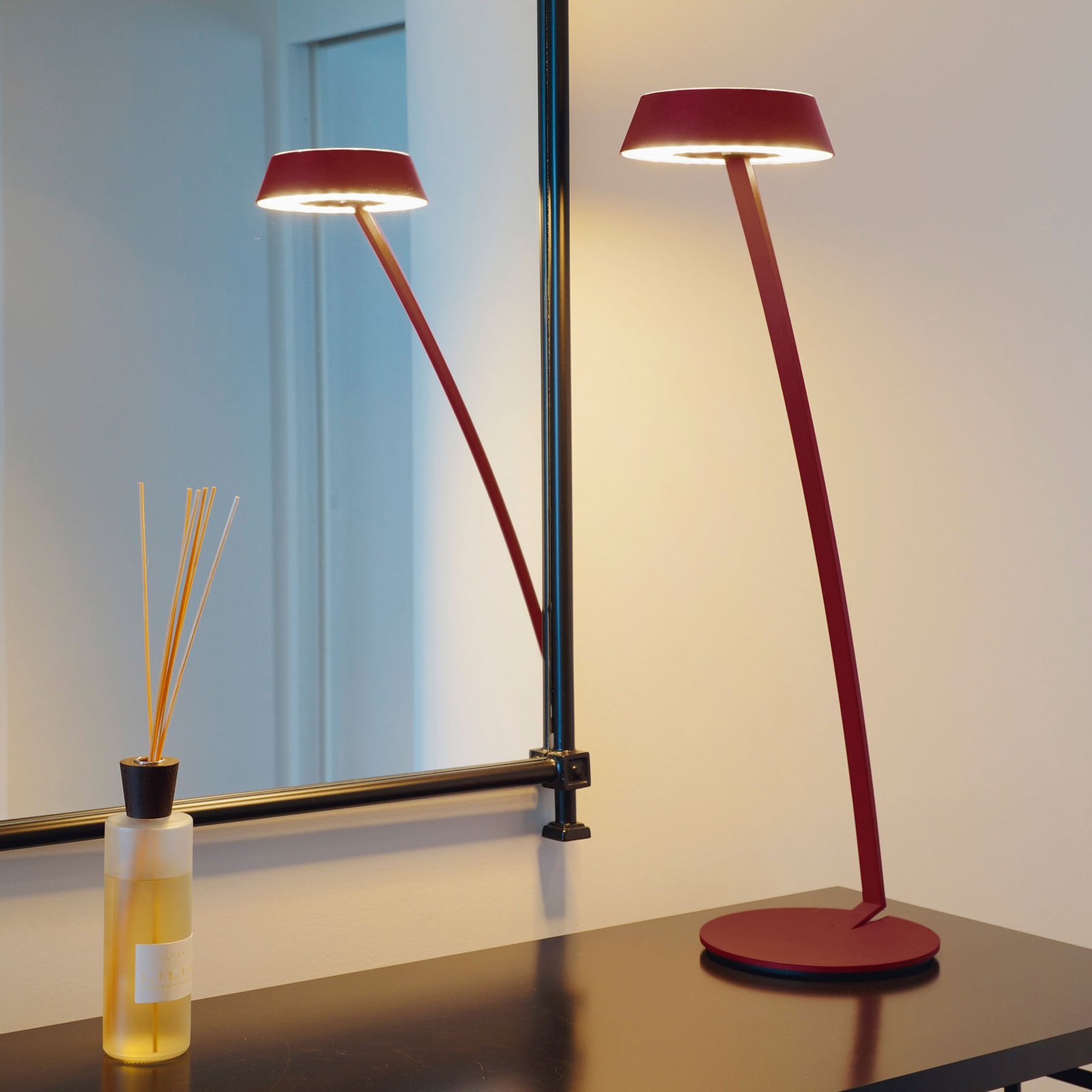 OLIGO Glance LED-bordlampe bøyd, rød matt