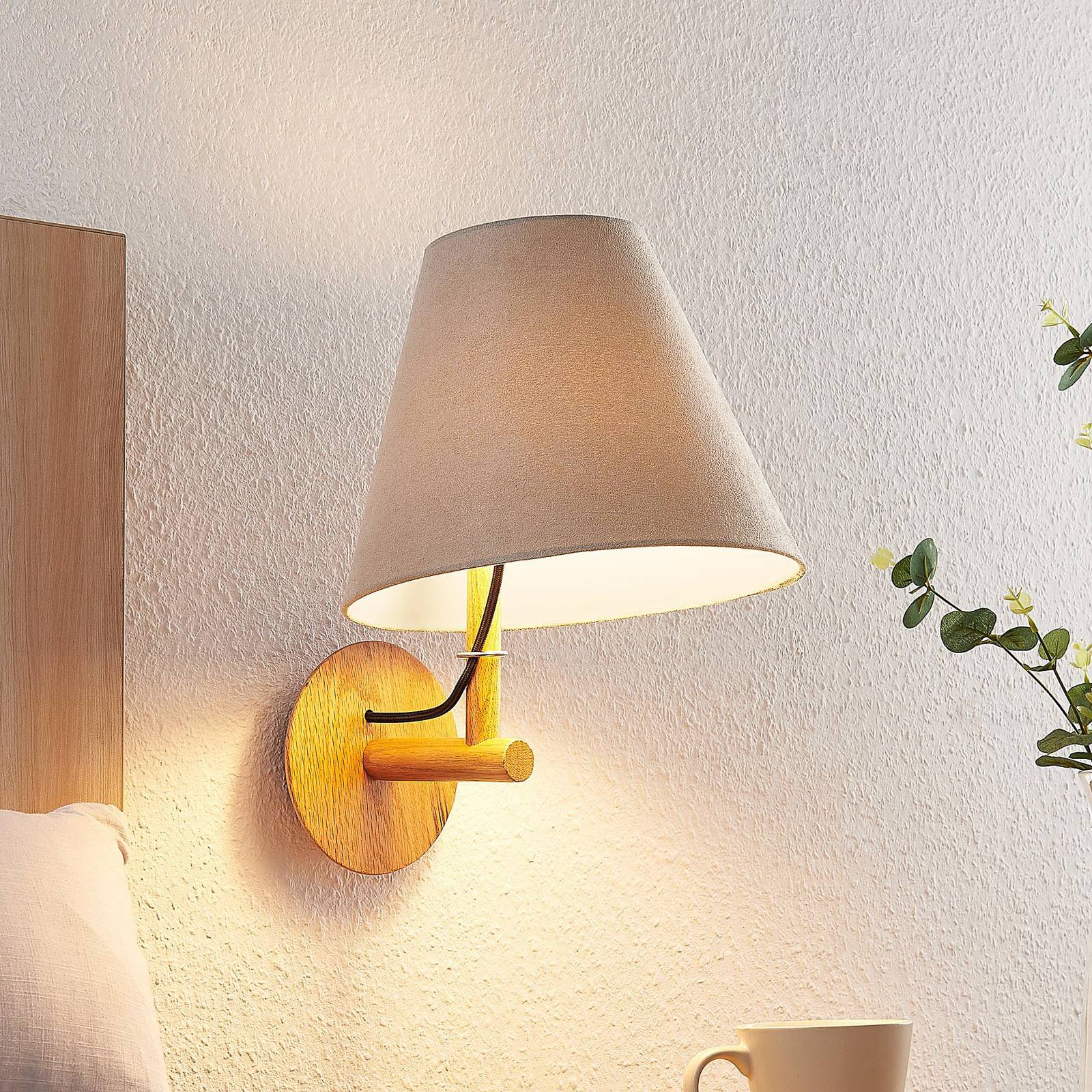 Lucande Jinda vegglampe, trestamme, fløyelsgrå