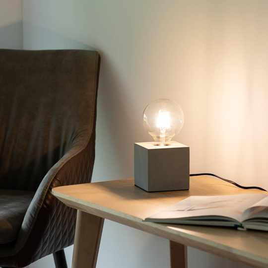 Paul Neuhaus Eton bordlampe med betongsokkel