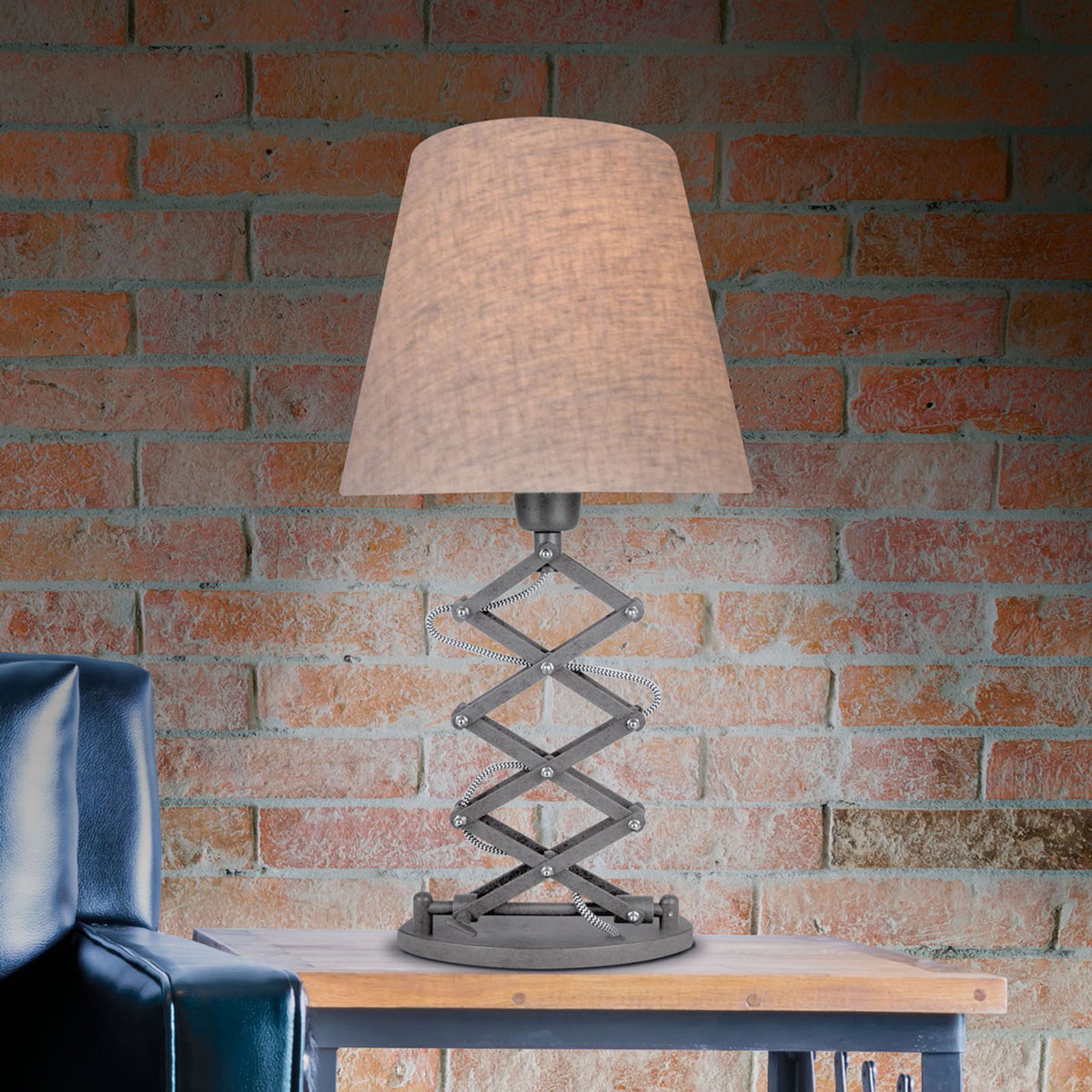 Bordlampe i tekstil Adrienne med saksformet fot