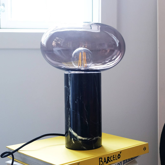 Dyberg Larsen Marble bordlampe med glassskjerm