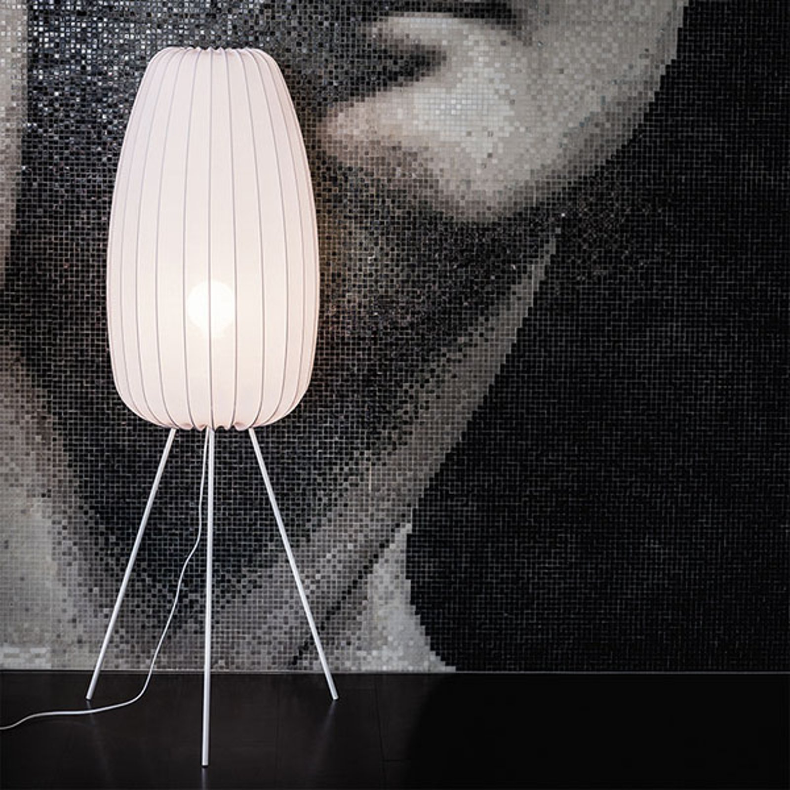 Gulvlampe Muse L i hvit med lykraskjerm