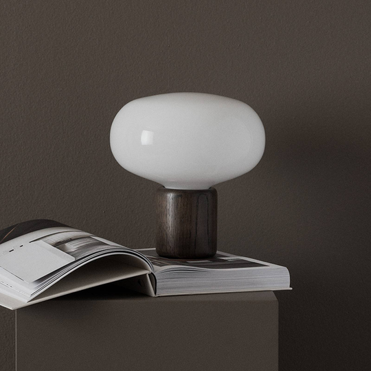 New Works Karl-Johan bordlampe, eik/opalglass