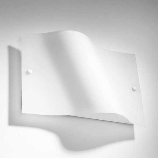 Wave vegglampe av opalhvitt glass