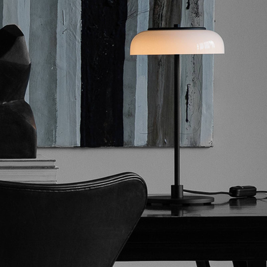 Nuura Blossi Table LED-tabelllampe svart/hvit