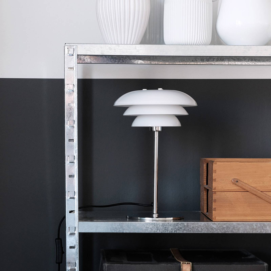 Dyberg Larsen DL20 bordlampe, glass-skjerm, krom