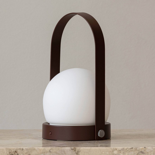 Menu Carrie LED-dekolampe med batteri IP44, svart