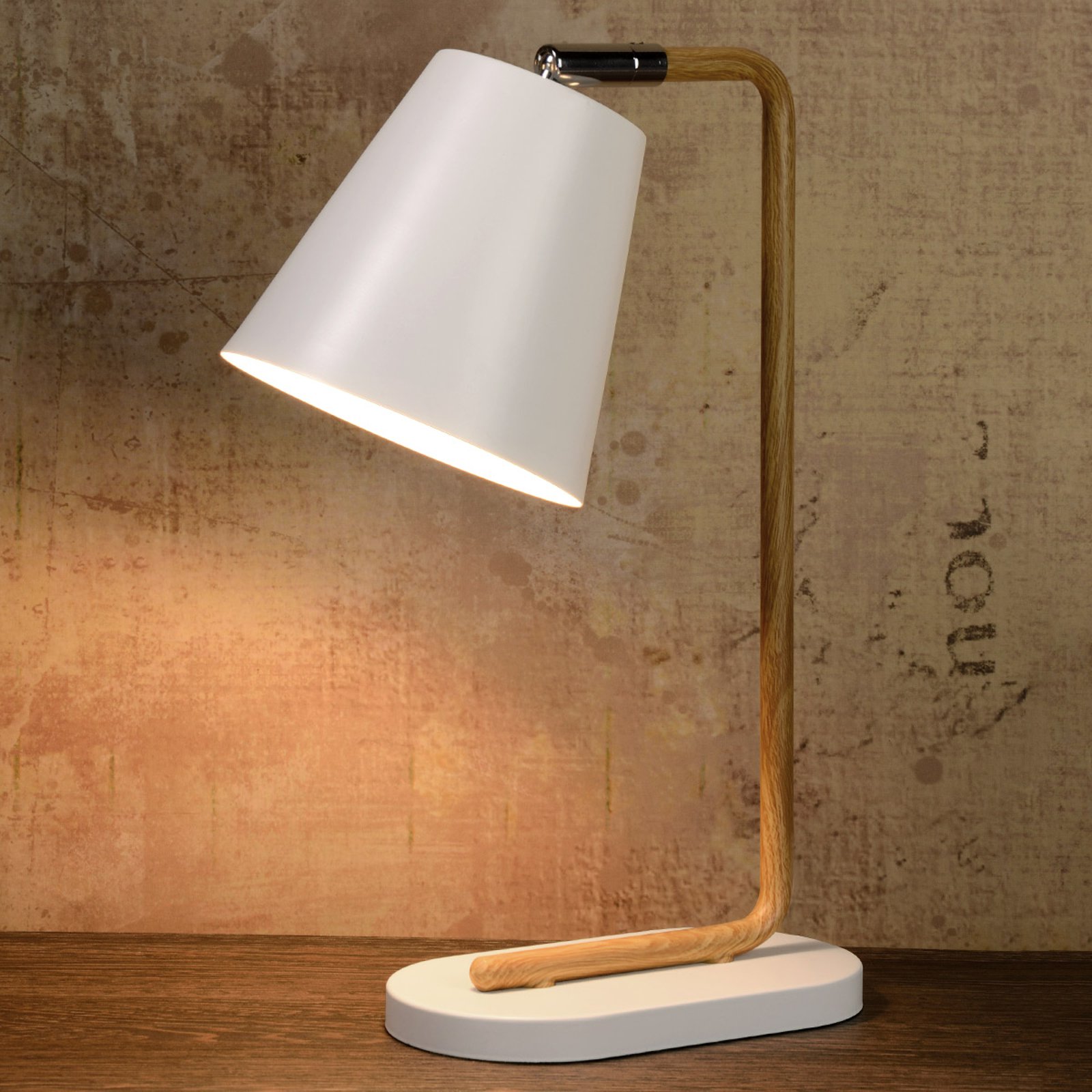 Cona – bordlampe med stamme i treimitasjon