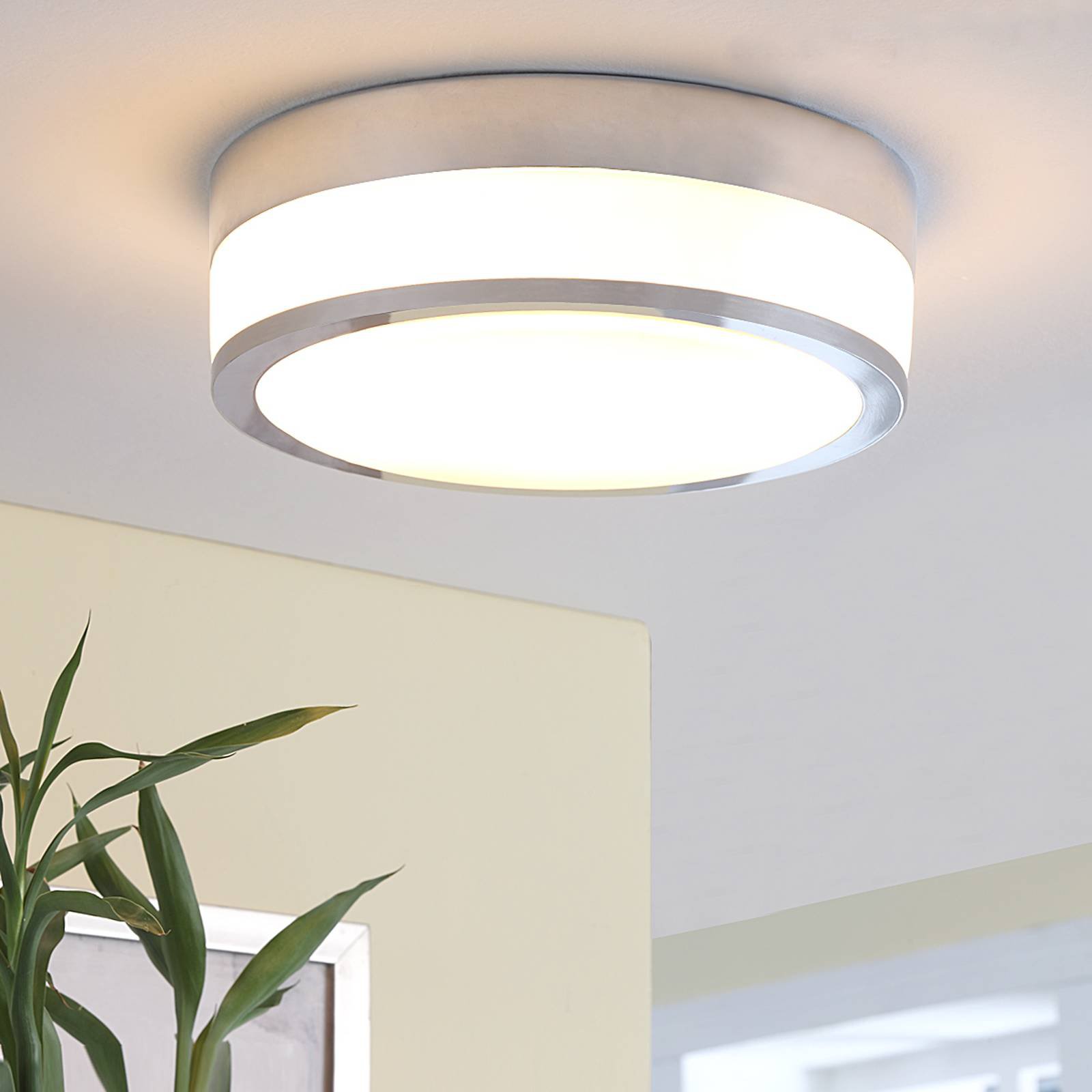 Lindby Flavi taklampe til bad, Ø 28 cm, krom