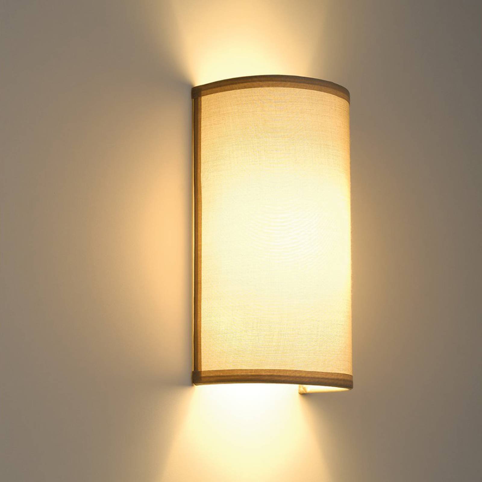 Mykt lys som stråler fra vegglampen Soprana
