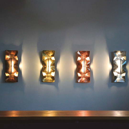 Knikerboker Crash Tube vegglampe, bladbronse