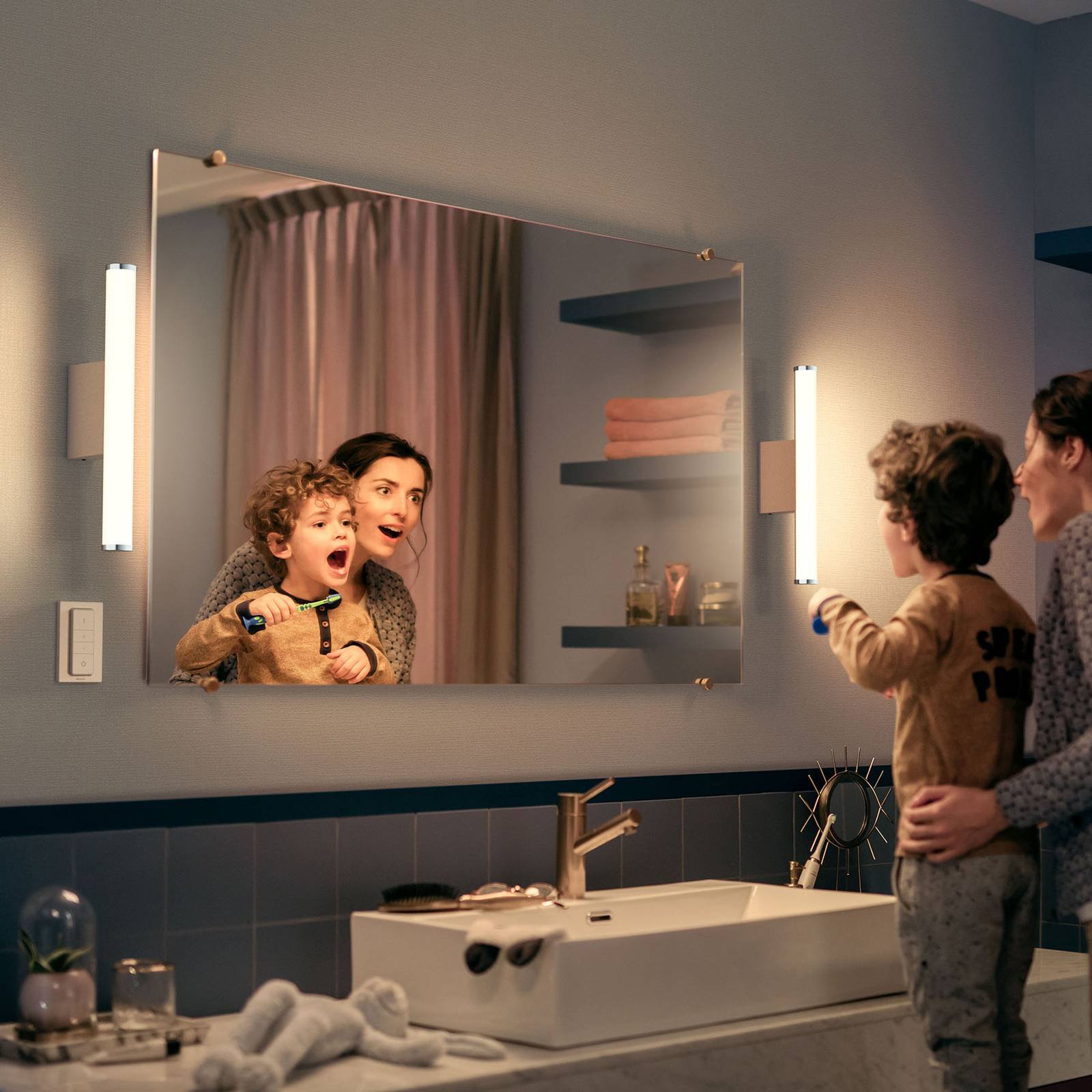 Philips Hue White Ambiance Adore vegglampe 42 cm