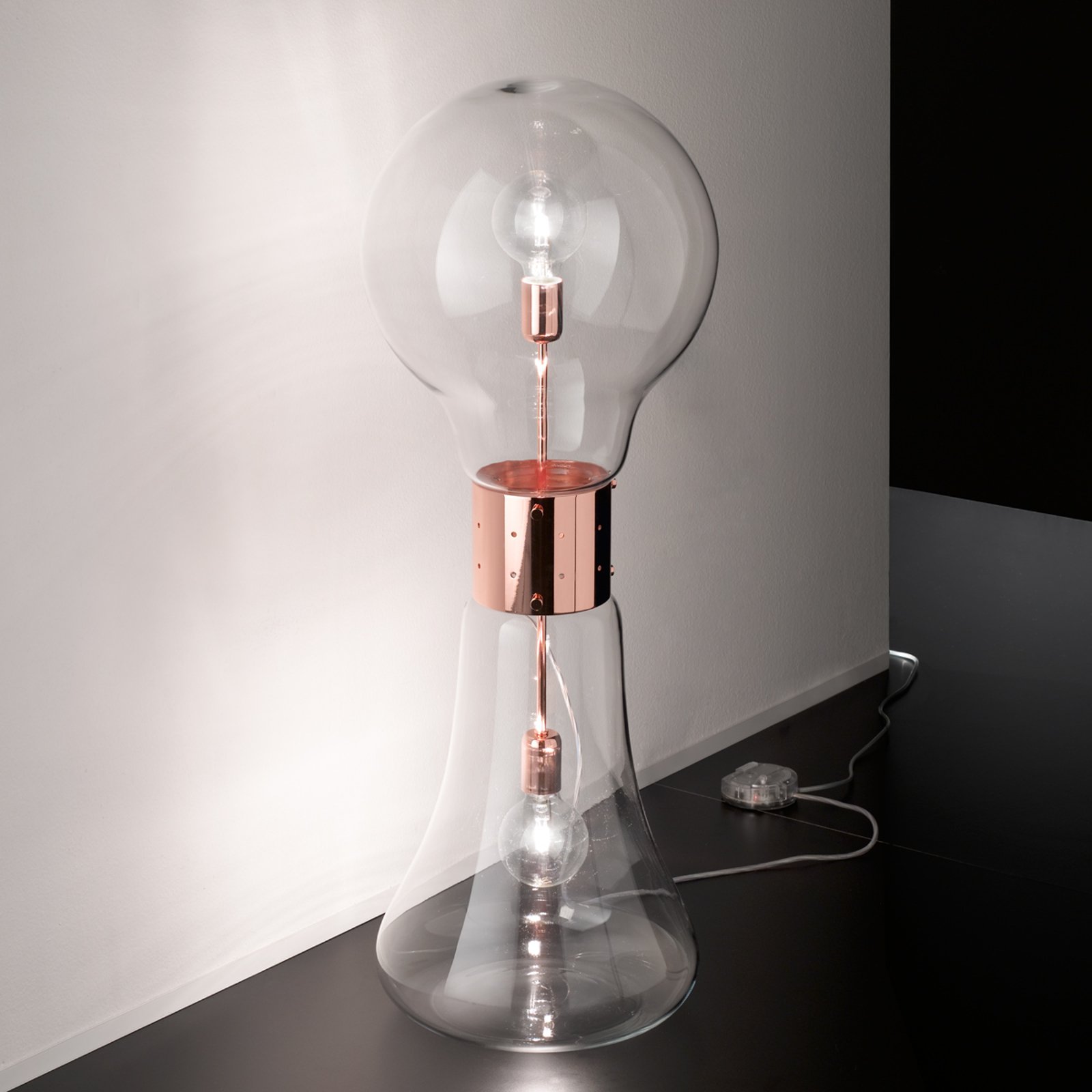 Dina designer-gulvlampe av glass m. kobberdetalj