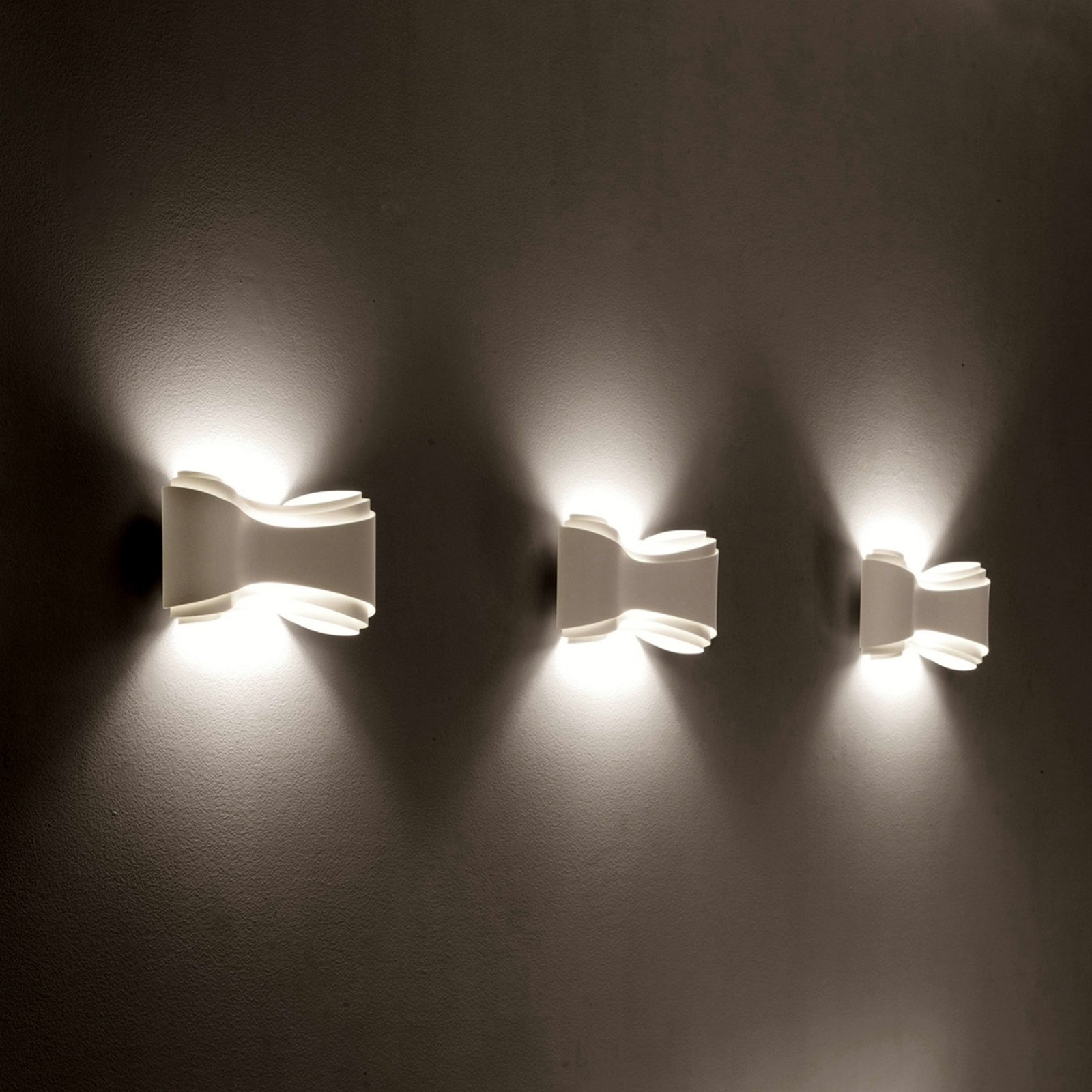 Hvit designvegglampe Ionica