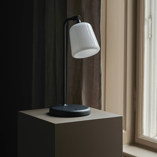 New Works Material New Edition bordlampe opalglass