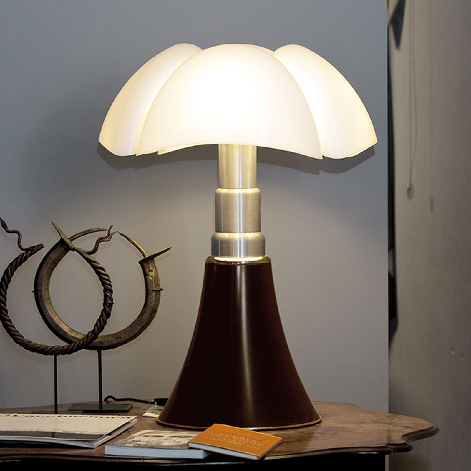 Høyderegulerbar bordlampe PIPISTRELLO, brun