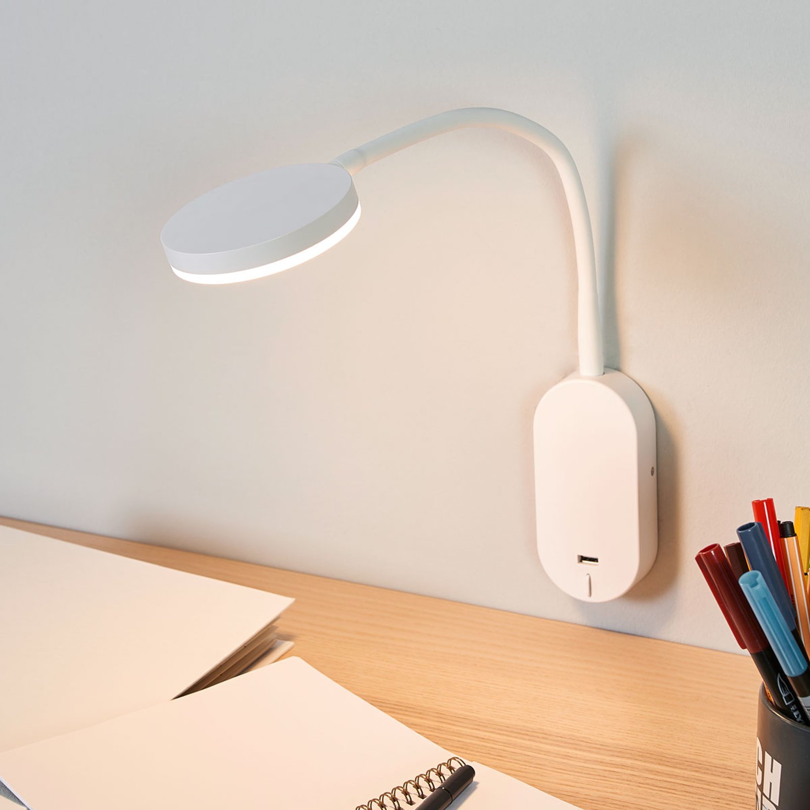 Milow LED-vegglampe med fleksibel arm og USB