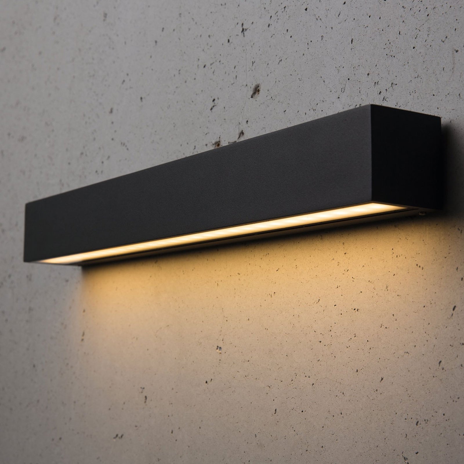 Smal utendørs LED-taklampe Medea 50 cm