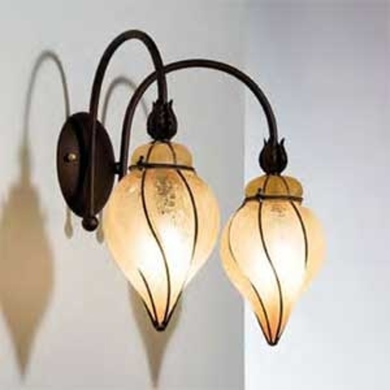 Håndlaget vegglampe GOCCIA