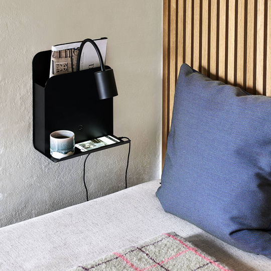 Vegglampe Roomi med hylle og USB, svart
