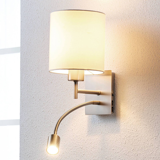 Tiltalende tekstilvegglampe Camilo med leselys