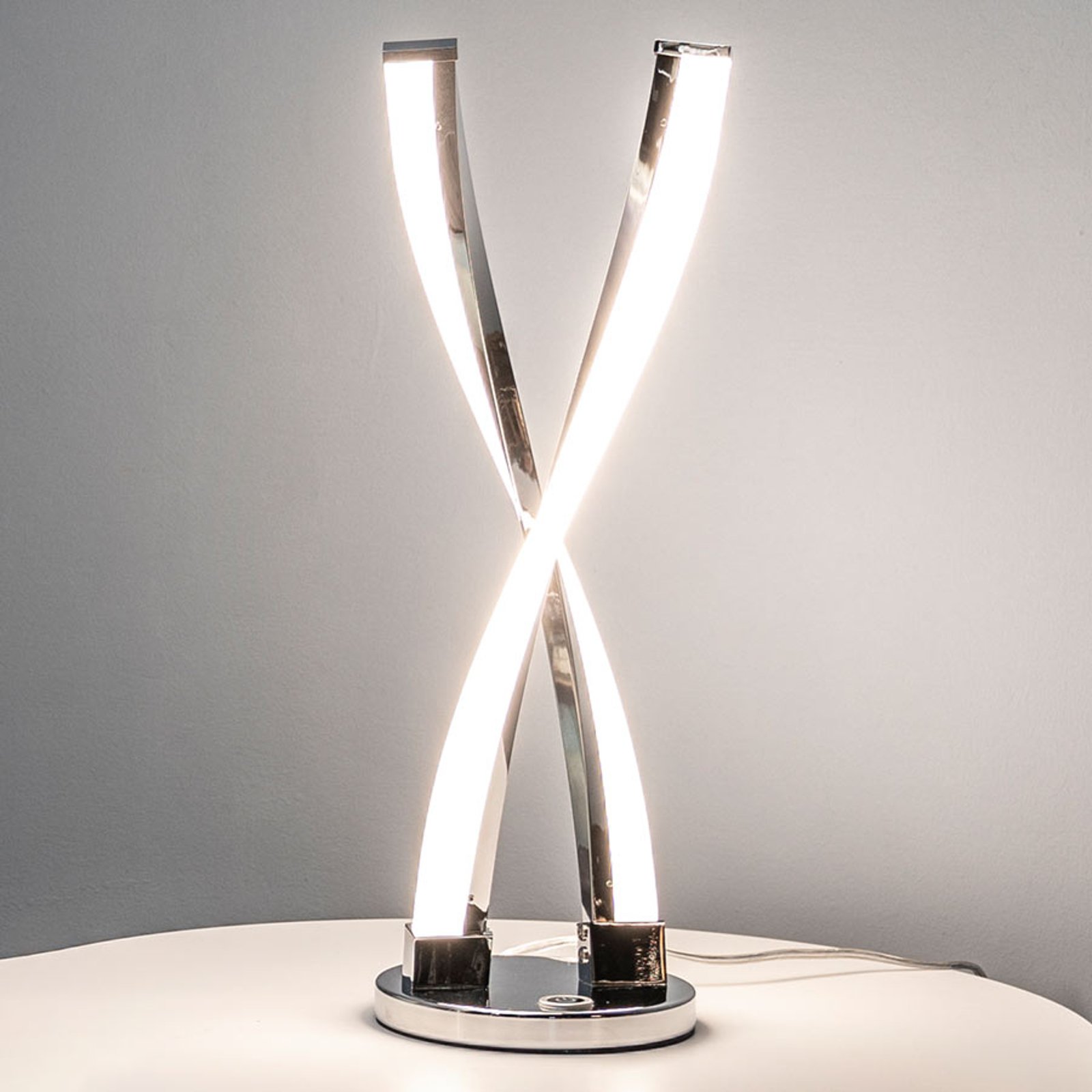 Idana - LED-bordlampe i blank krom