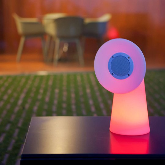 Newgarden Pipa LED-bordlampe med høyttaler