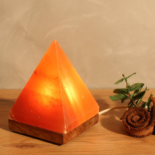 Saltlampe Pyramide med sokkel, rav