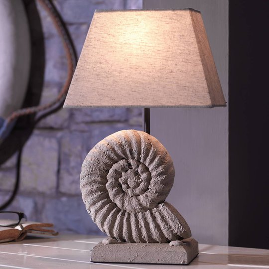 Conchiglia bordlampe med dekorert fot