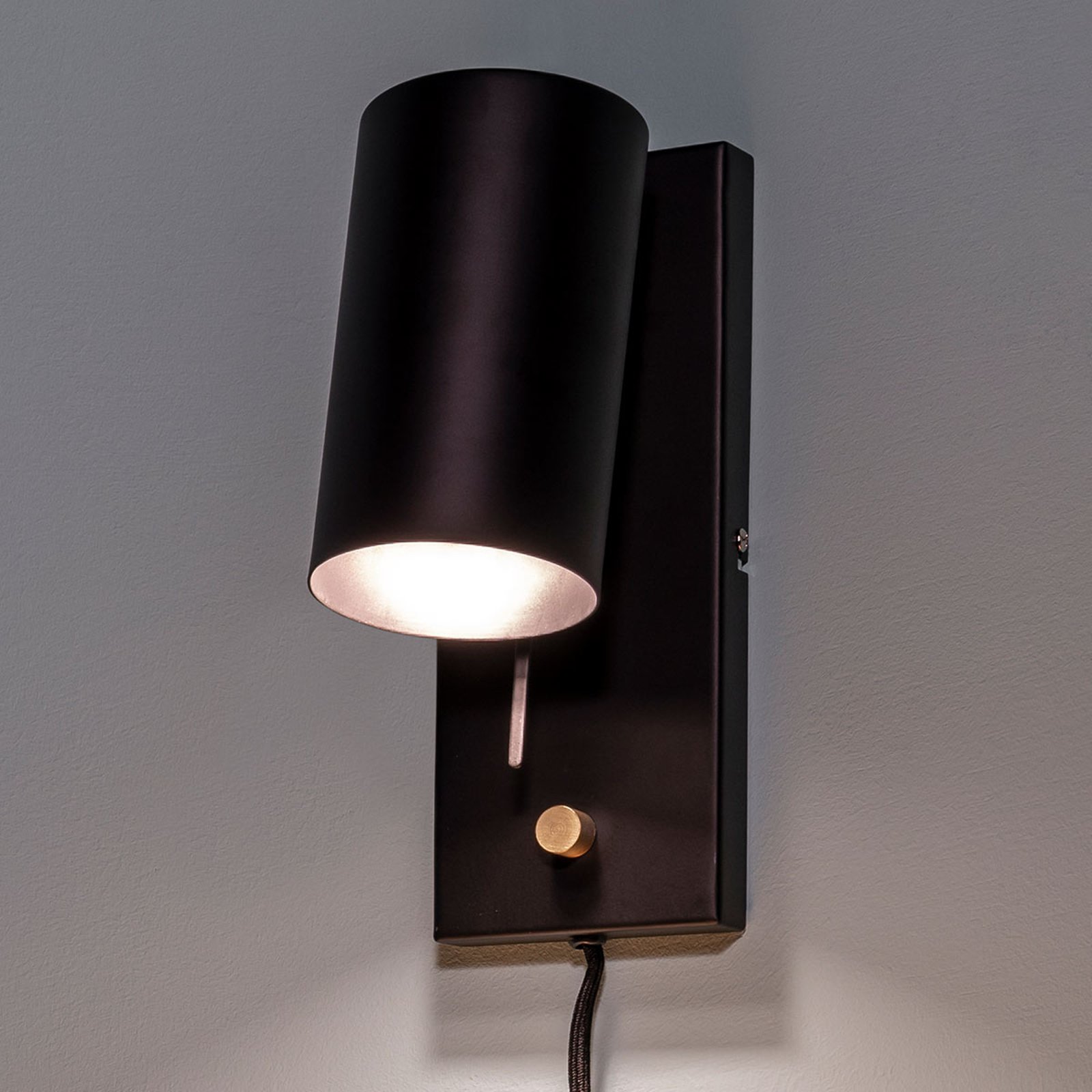 Dimmbar vegglampe Carrie med ledning og stikk