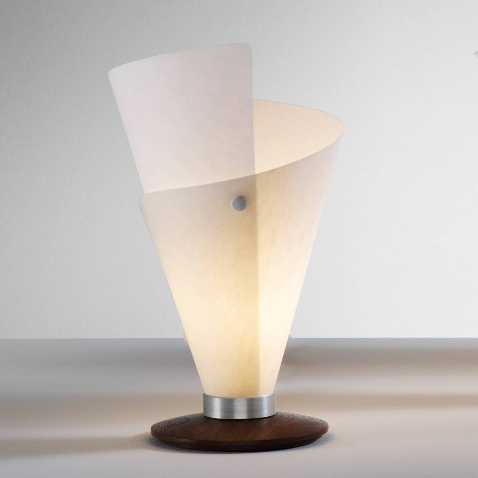 GARDE bordlampe i nøttetre