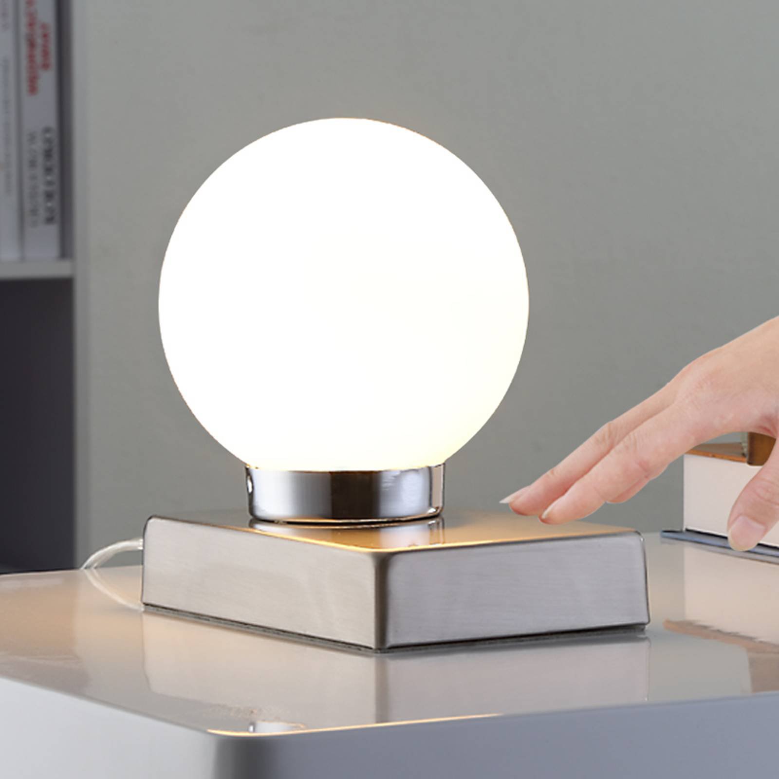 Bordlampe Naomi med glasskule