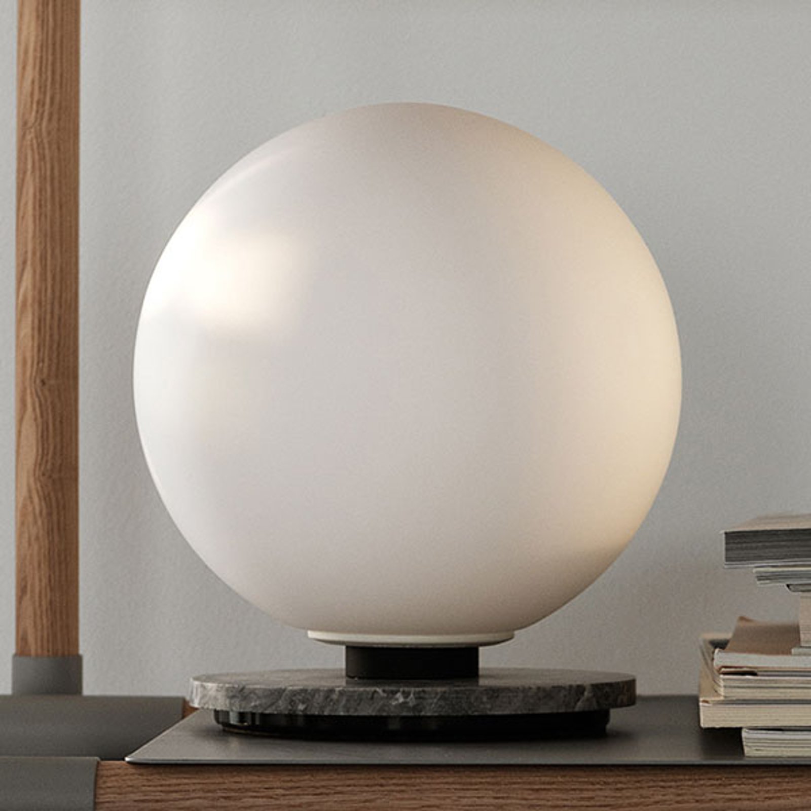 Menu TR Bulb DTW bordlampe 22 cm marmor/opal matt
