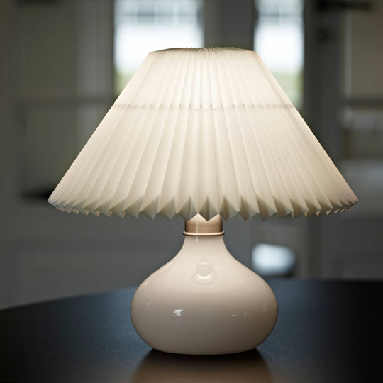LE KLINT 314 bordlampe, hvit/messing, høyde 27 cm