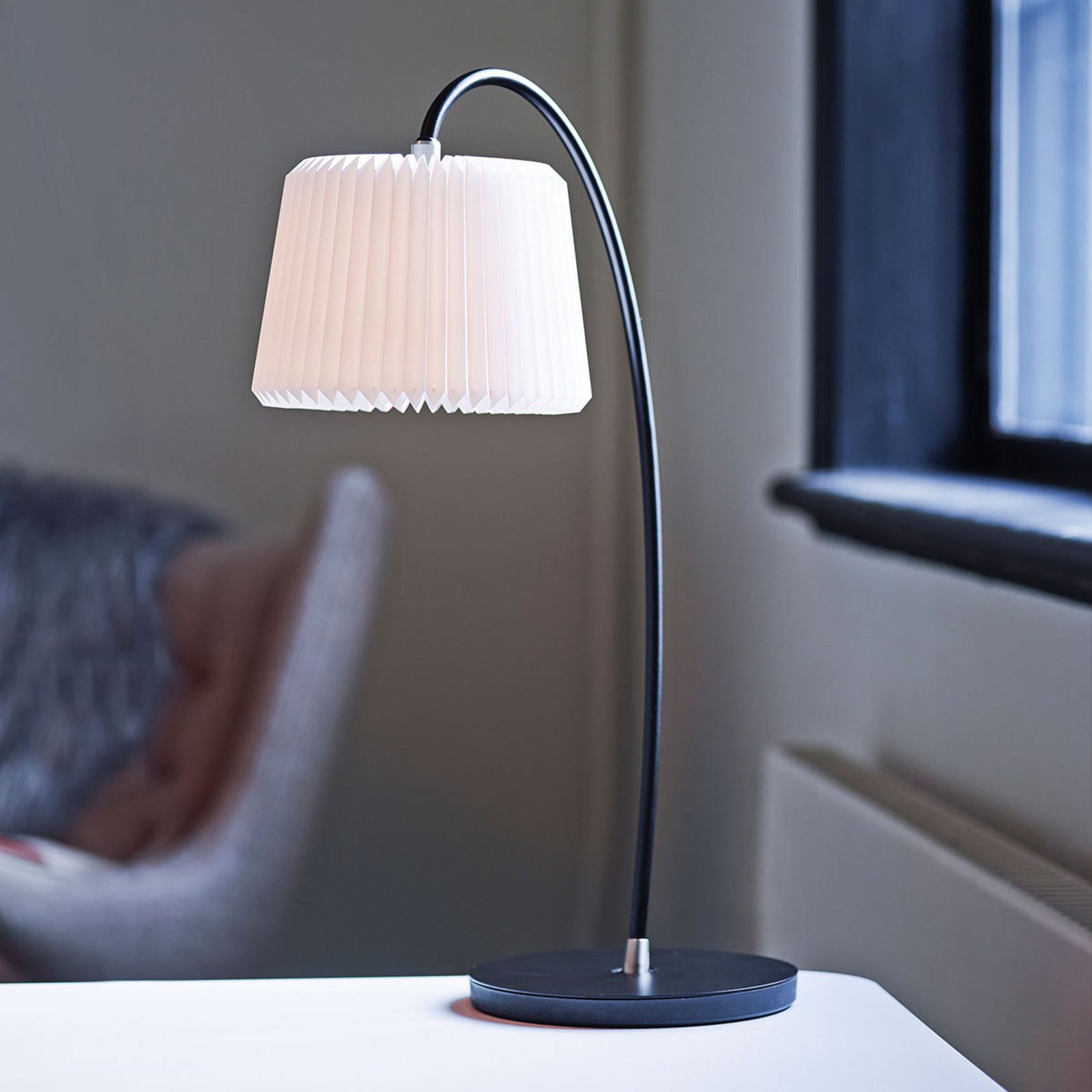LE KLINT Snowdrop - bordlampe med plastskjerm