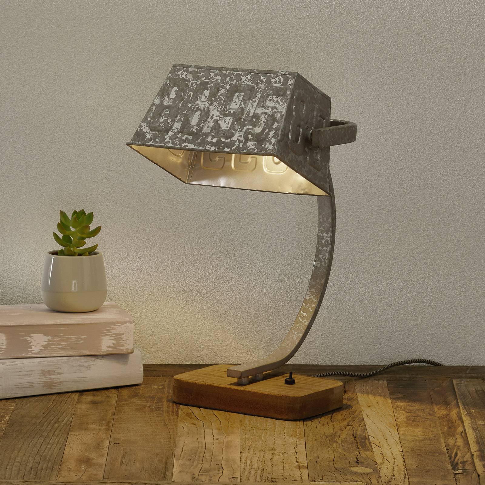 Bordlampe Scava med tresokkel, sinkfarget