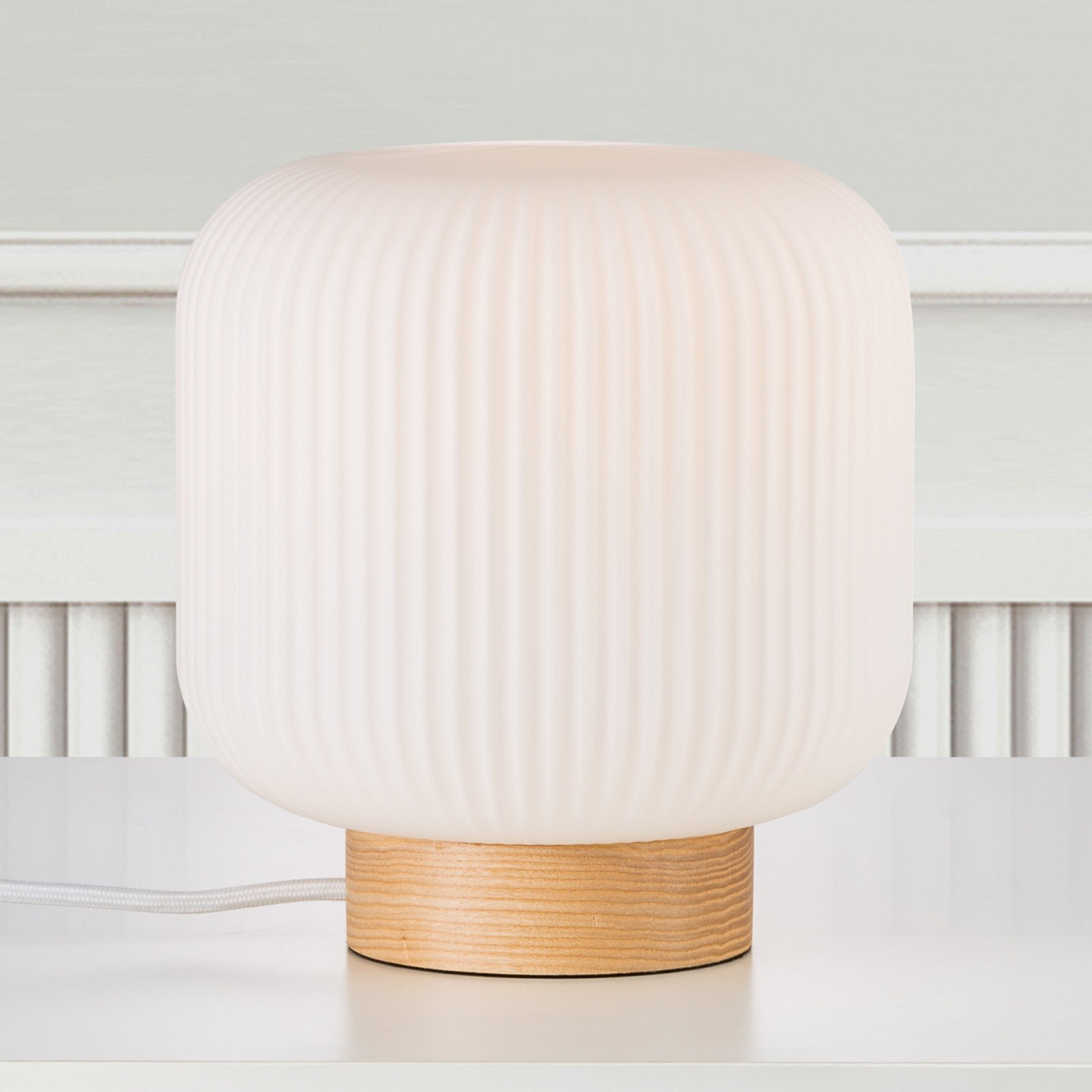 Bordlampe Milford med glasskjerm og trefot