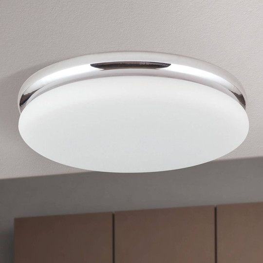 LED-taklampe James med metallbolig, krom
