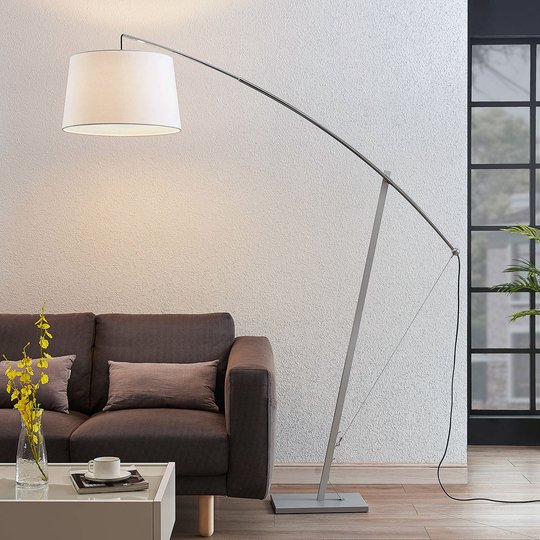 Buet gulvlampe Nevika, hvit tekstilskjerm