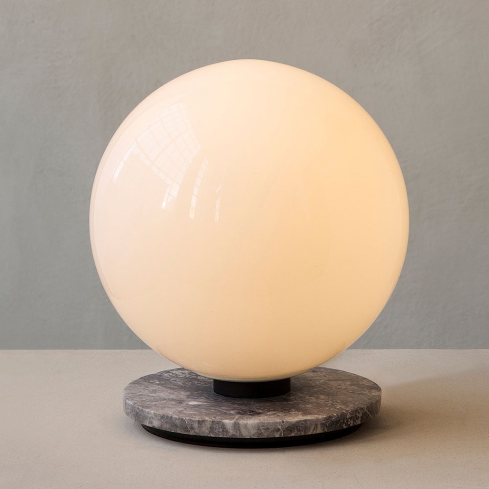 Menu TR Bulb DTW bordlampe 22 cm marmor/opal blank
