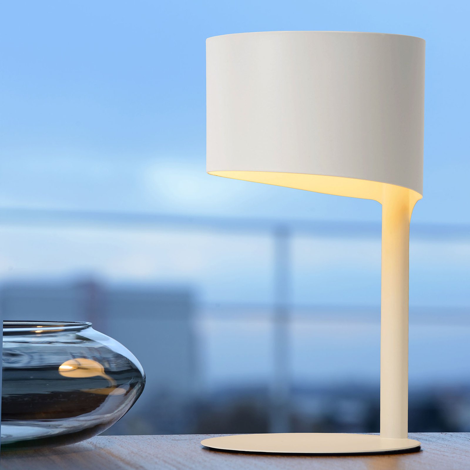 Knulle bordlampe av metall, hvit
