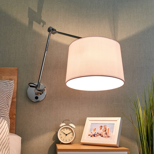 Vegglampe i tekstil Jolla med arm og bryter
