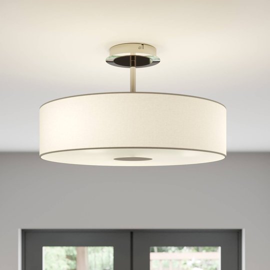 Tidløs taklampe Josia i hvitt stoff.