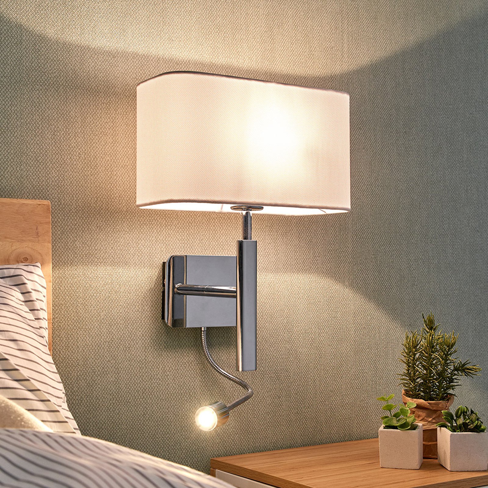 Vegglampe i tekstil Jettka med lesearm