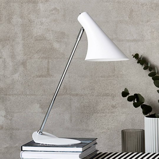 Moteriktig Liam bordlampe i hvitt